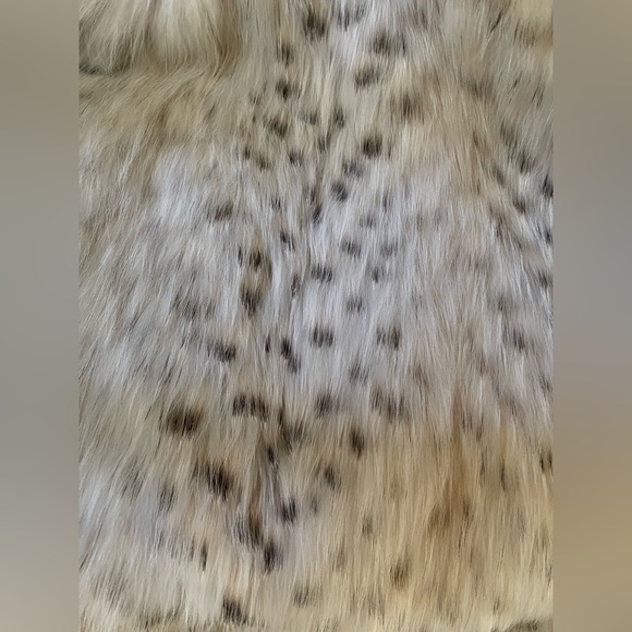 Elegant White Fox Fur Coat With Brownish Fur Markings - Picture 9 of 11
